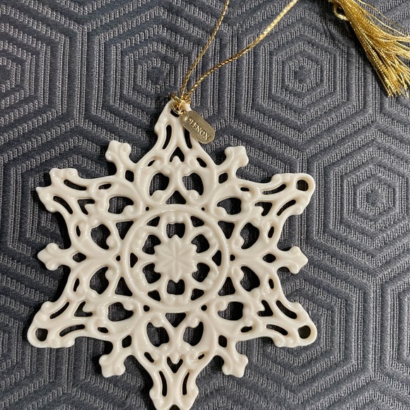 Lenox 2002 Annual  Snowflake Ornament - Picture 3 of 6